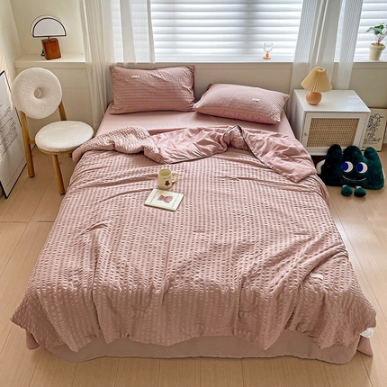 91家纺网 家纺一手货源 找家纺 缦绣阁家纺 2025春夏新款纯色简约亲肤泡泡纱夏被凉感夏凉被三件套四件套空调被 藕粉