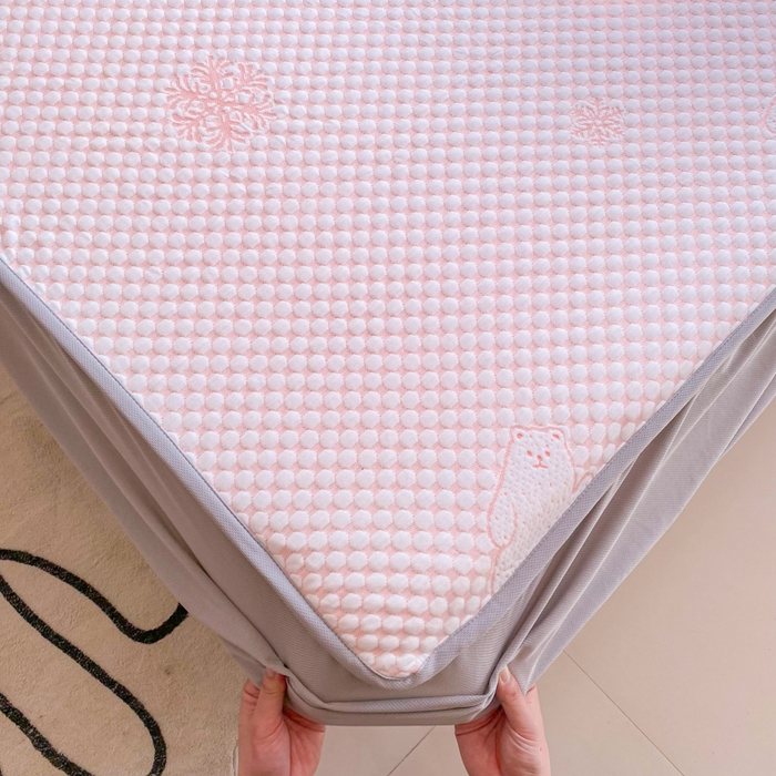 91家纺网 家纺一手货源 找家纺 千朵 2025新款凉感PE冰豆豆提花床笠款凉席 雪花熊粉