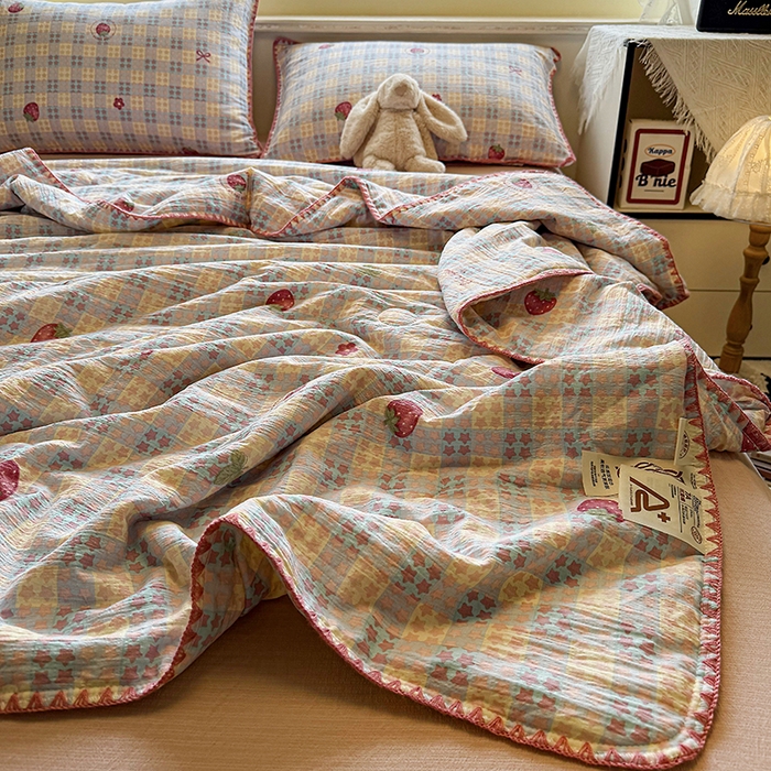 91家纺网 家纺一手货源 找家纺 晚爱家纺（原晚安家居）  2025新款A类母婴级云感双层纱三角针夏被贝壳边夏凉被春夏贝壳绣【可提供买家秀】 草莓甜心