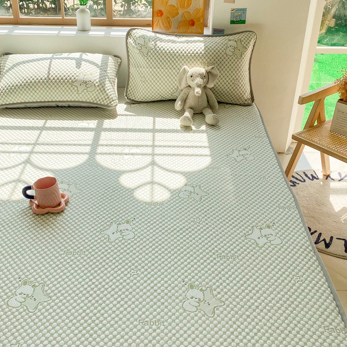 91家纺网 家纺一手货源 找家纺 千朵 2025新款凉感PE冰豆豆提花床笠款凉席 星星兔绿