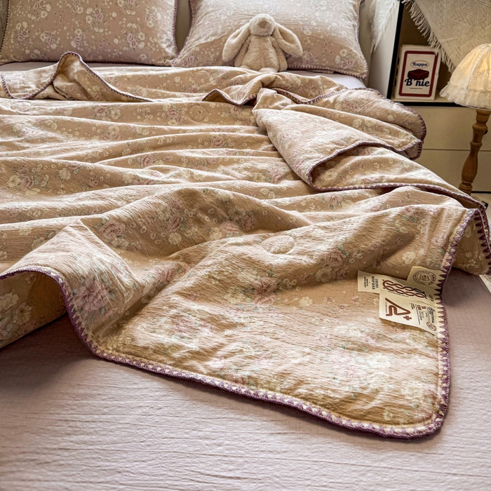 91家纺网 家纺一手货源 找家纺 晚爱家纺（原晚安家居）  2025新款A类母婴级云感双层纱三角针夏被贝壳边夏凉被春夏贝壳绣【可提供买家秀】 爱如星辰