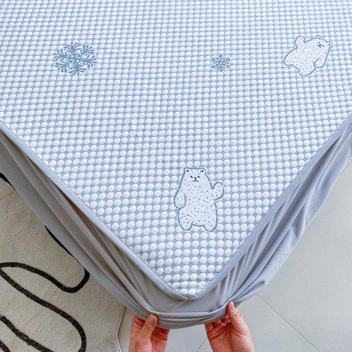 91家纺网 家纺一手货源 找家纺 千朵 2025新款凉感PE冰豆豆提花床笠款凉席 雪花熊蓝