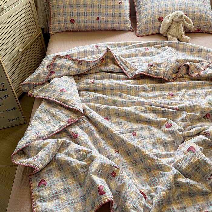 91家纺网 家纺一手货源 找家纺 晚爱家纺（原晚安家居）  2025新款A类母婴级云感双层纱三角针夏被贝壳边夏凉被春夏贝壳绣【可提供买家秀】 草莓甜心