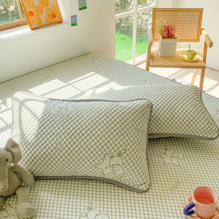 91家纺网 家纺一手货源 找家纺 千朵 2025新款凉感PE冰豆豆提花床笠款凉席 星星兔绿