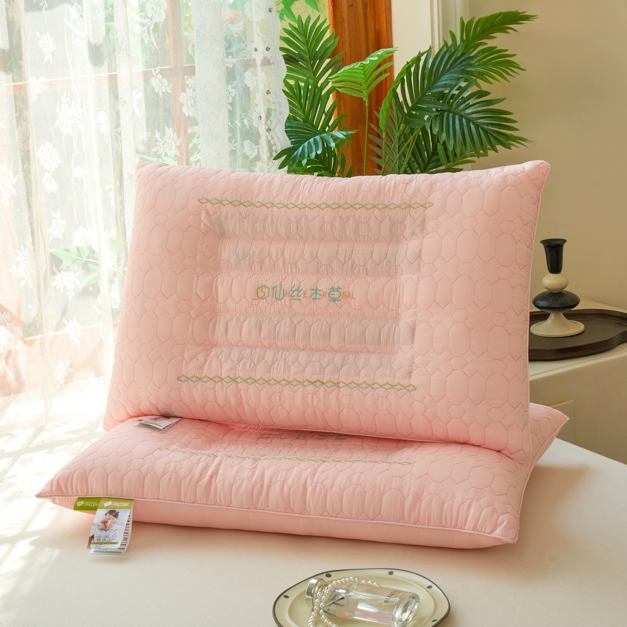 91家纺网 家纺一手货源 找家纺 （总）幸运草 2025新款仙丝本草绗绣枕头 单人成人家用护颈枕枕芯