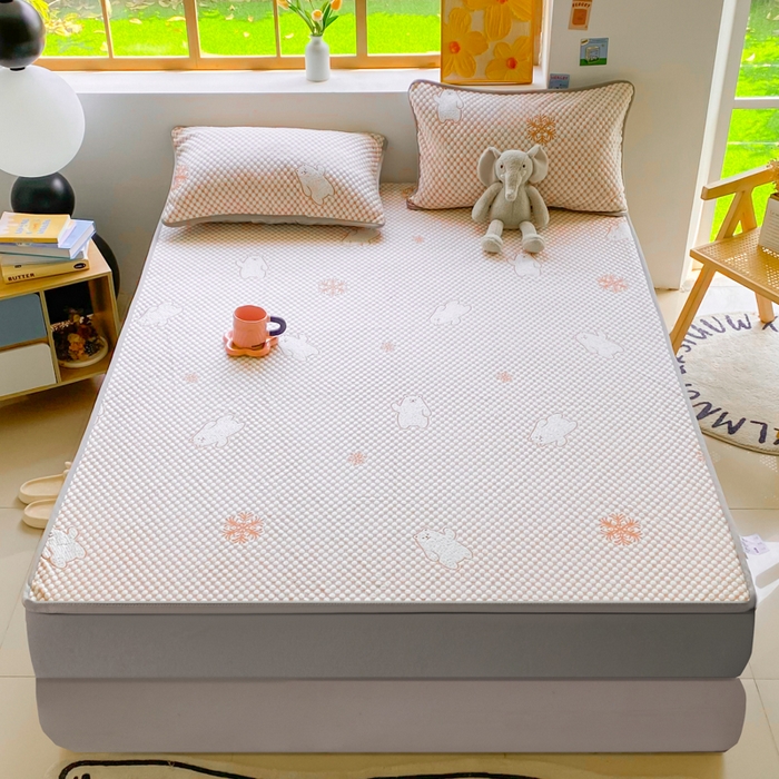 91家纺网 家纺一手货源 找家纺 千朵 2025新款凉感PE冰豆豆提花床笠款凉席 雪花熊咖