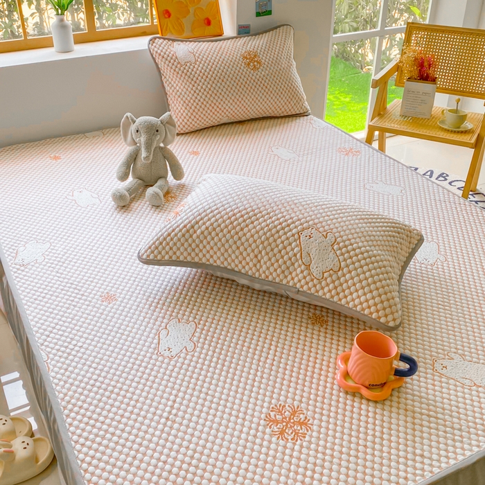 91家纺网 家纺一手货源 找家纺 千朵 2025新款凉感PE冰豆豆提花床笠款凉席 雪花熊咖