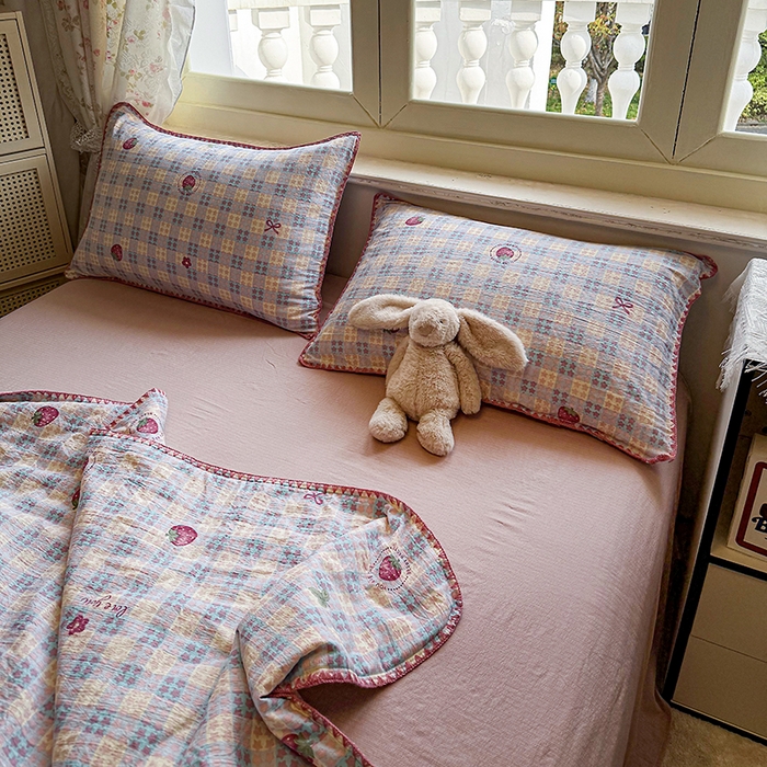 91家纺网 家纺一手货源 找家纺 晚爱家纺（原晚安家居）  2025新款A类母婴级云感双层纱三角针夏被贝壳边夏凉被春夏贝壳绣【可提供买家秀】 草莓甜心