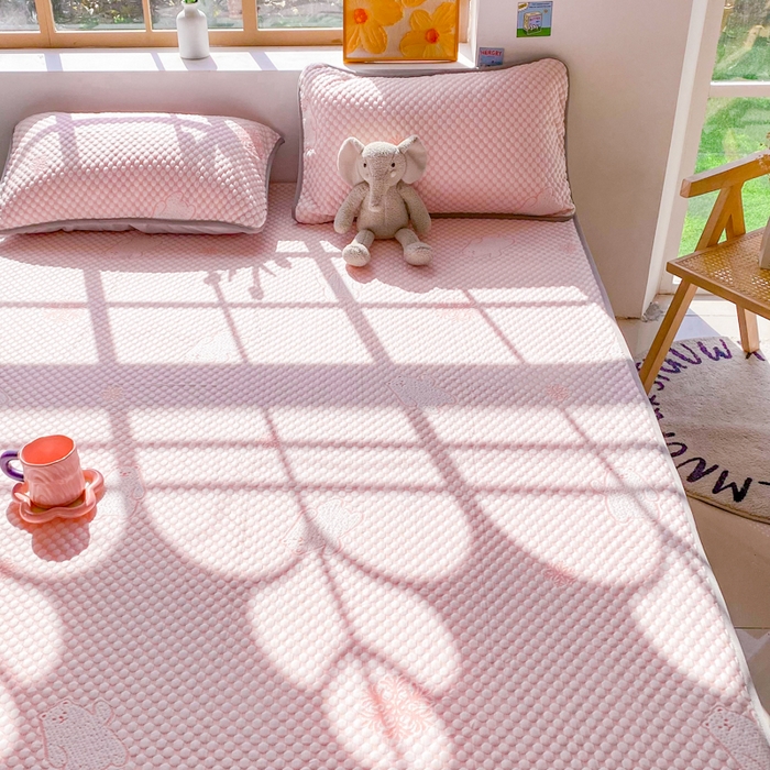 91家纺网 家纺一手货源 找家纺 千朵 2025新款凉感PE冰豆豆提花床笠款凉席 雪花熊粉