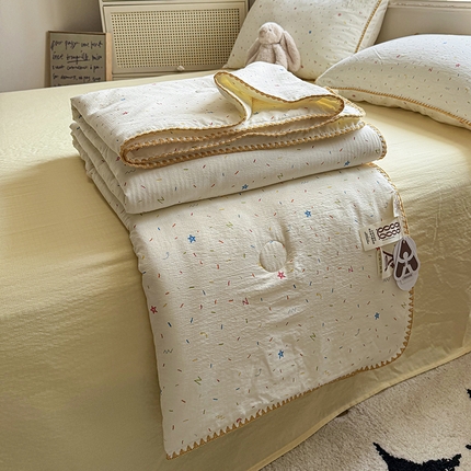 91家纺网 家纺一手货源 找家纺 （总）晚爱家纺（原晚安家居）  2025新款A类母婴级云感双层纱三角针夏被贝壳边夏凉被春夏贝壳绣【可提供买家秀】