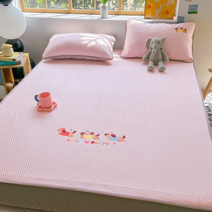 91家纺网 家纺一手货源 找家纺 千朵 2025新款冰豆豆绣花凉席 三小只