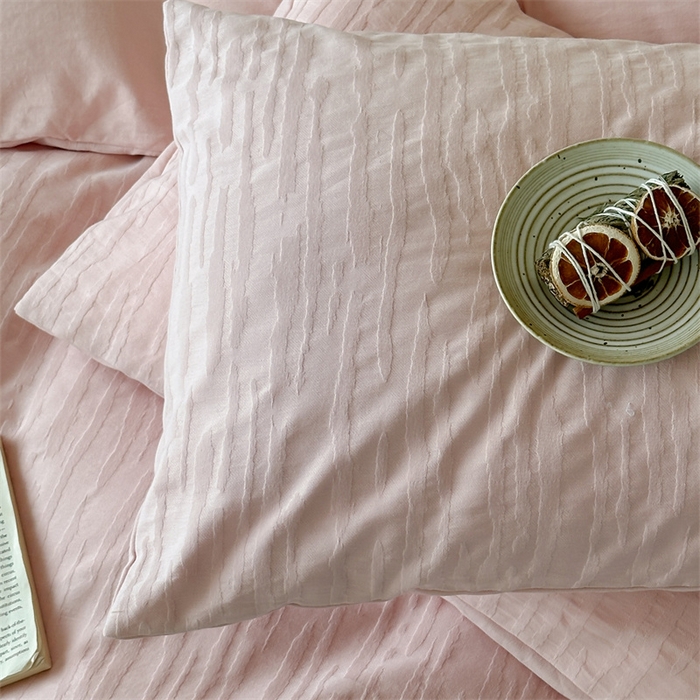 91家纺网 家纺一手货源 找家纺 梦享生活家居 2025新款色织三层提花人字纹面料四件套-青春系列恋青春粉