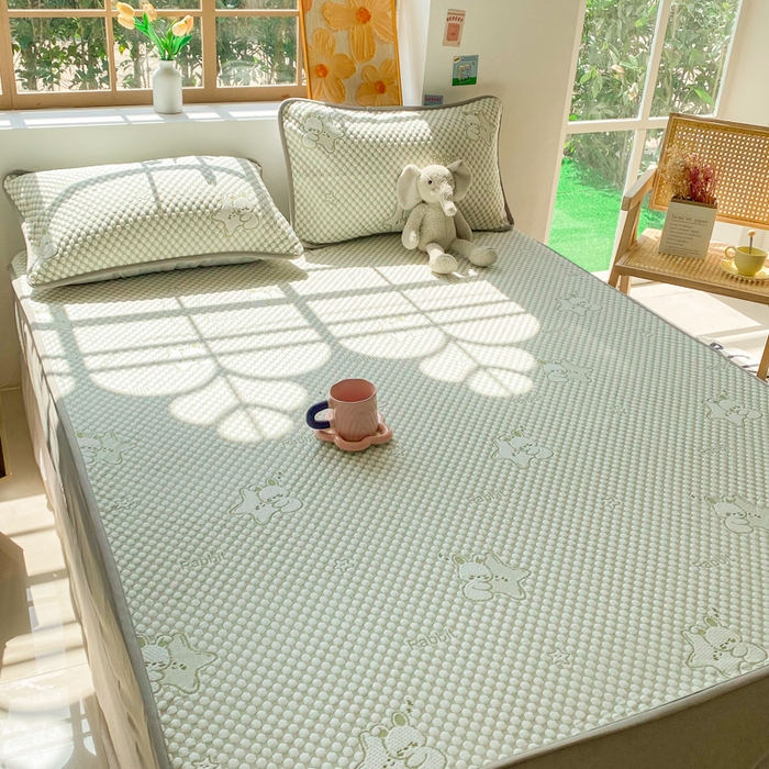 91家纺网 家纺一手货源 找家纺 千朵 2025新款凉感PE冰豆豆提花床笠款凉席 星星兔绿