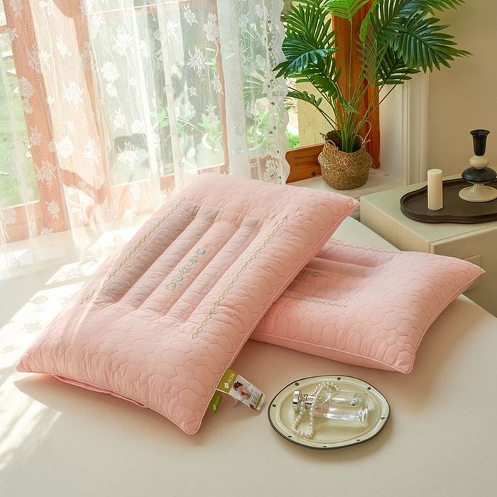 91家纺网 家纺一手货源 找家纺 （总）幸运草 2025新款仙丝本草绗绣枕头 单人成人家用护颈枕枕芯