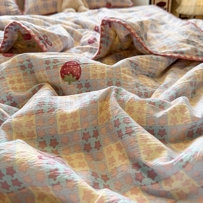 91家纺网 家纺一手货源 找家纺 晚爱家纺（原晚安家居）  2025新款A类母婴级云感双层纱三角针夏被贝壳边夏凉被春夏贝壳绣【可提供买家秀】 草莓甜心