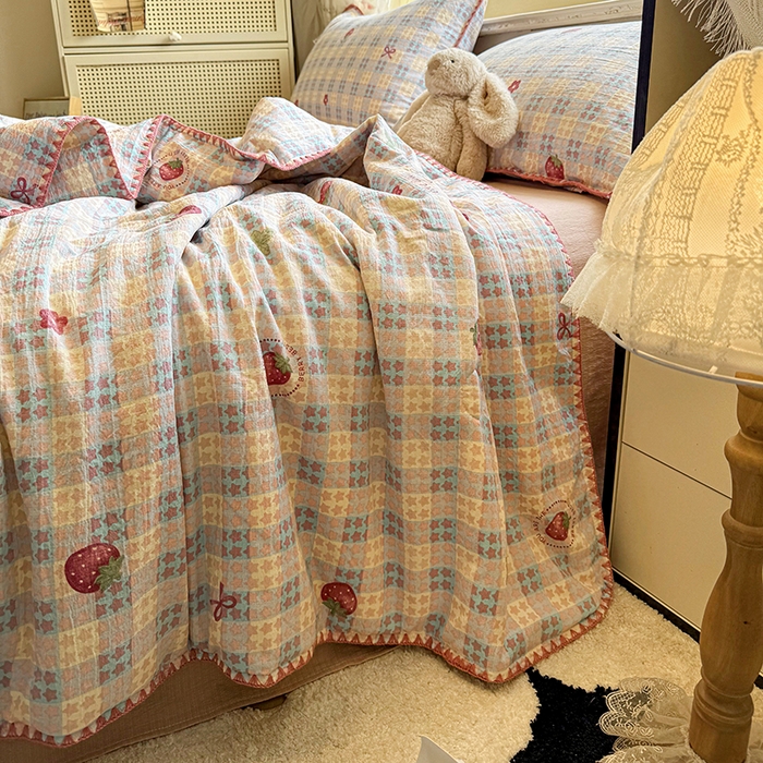 91家纺网 家纺一手货源 找家纺 晚爱家纺（原晚安家居）  2025新款A类母婴级云感双层纱三角针夏被贝壳边夏凉被春夏贝壳绣【可提供买家秀】 草莓甜心