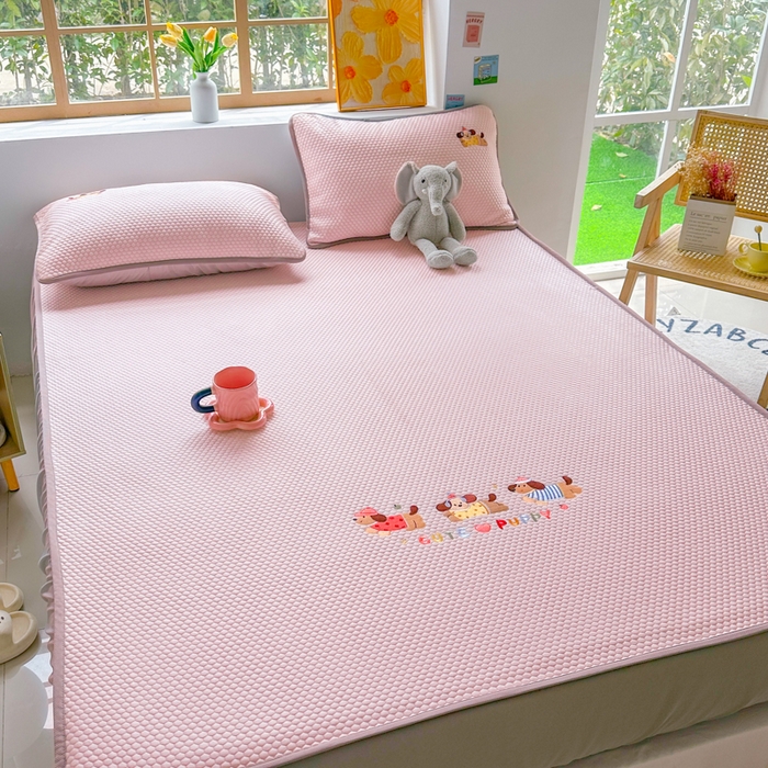 91家纺网 家纺一手货源 找家纺 千朵 2025新款冰豆豆绣花凉席 三小只