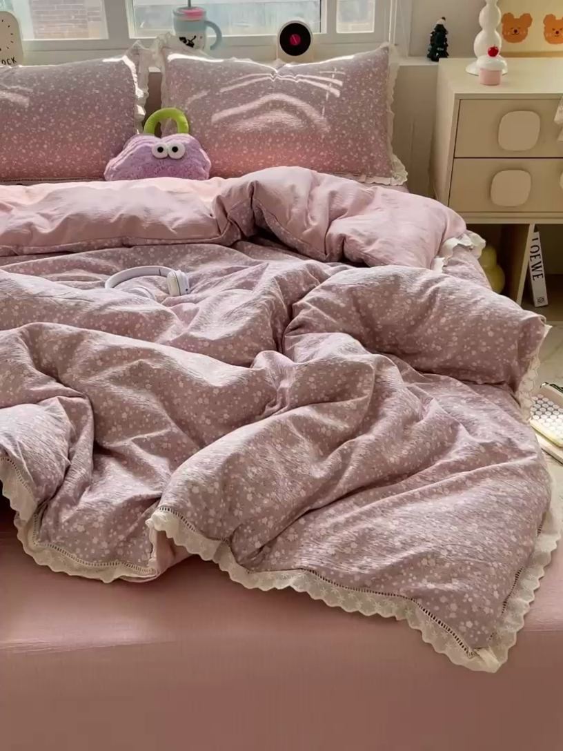 91家纺网 家纺一手货源 找家纺 2025新款云感木棉皱皱双层纱全棉花边四件套 山野栀子