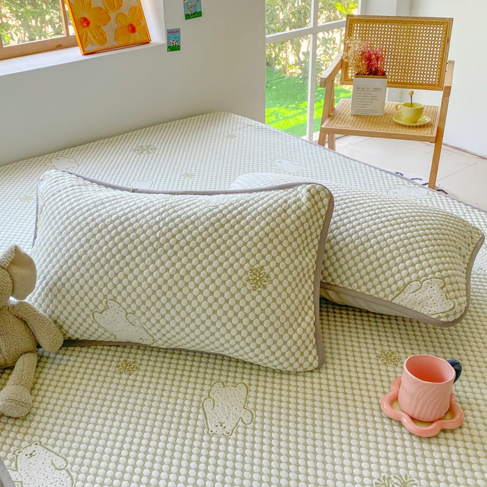 91家纺网 家纺一手货源 找家纺 千朵 2025新款凉感PE冰豆豆提花床笠款凉席 雪花熊绿