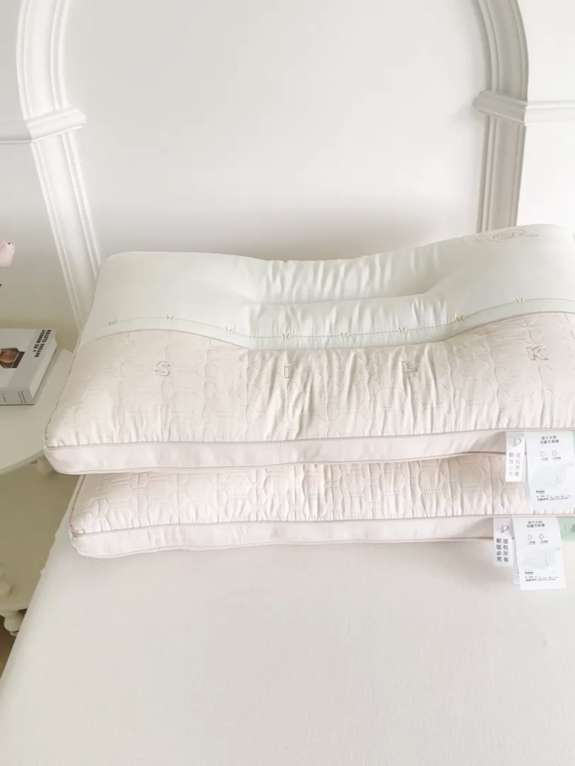 91家纺网 家纺一手货源 找家纺 （总）幸运草 2025新款天丝莱赛尔纤维枕头 立体定型羽丝绒护颈椎枕芯