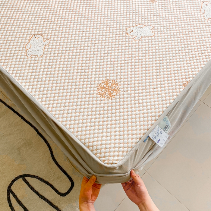 91家纺网 家纺一手货源 找家纺 千朵 2025新款凉感PE冰豆豆提花床笠款凉席 雪花熊咖