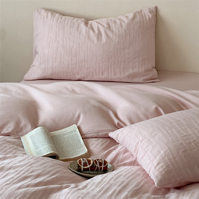 91家纺网 家纺一手货源 找家纺 梦享生活家居 2025新款色织三层提花人字纹面料四件套-青春系列恋青春粉