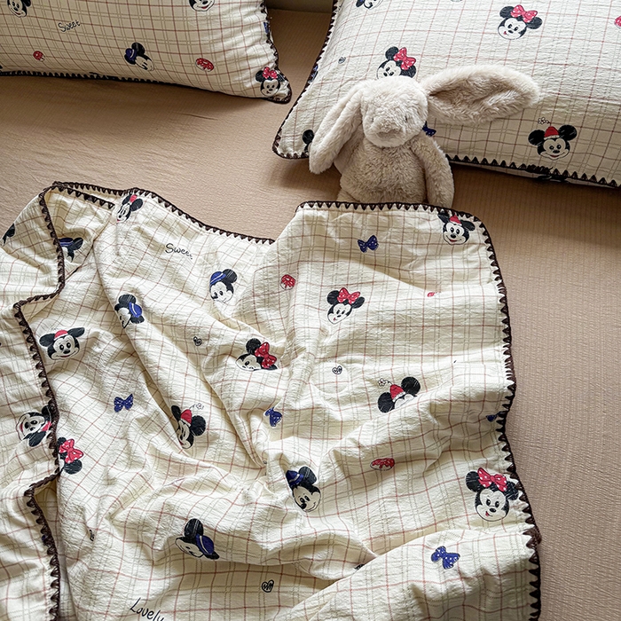 91家纺网 家纺一手货源 找家纺 晚爱家纺（原晚安家居）  2025新款A类母婴级云感双层纱三角针夏被贝壳边夏凉被春夏贝壳绣【可提供买家秀】 格子米奇