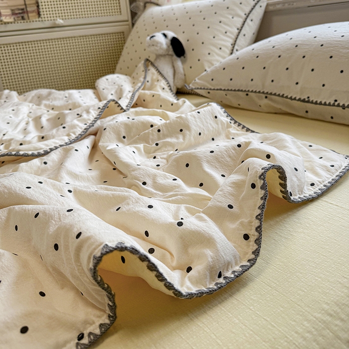 91家纺网 家纺一手货源 找家纺 晚爱家纺（原晚安家居）  2025新款A类母婴级云感双层纱三角针夏被贝壳边夏凉被春夏贝壳绣【可提供买家秀】 波点灰