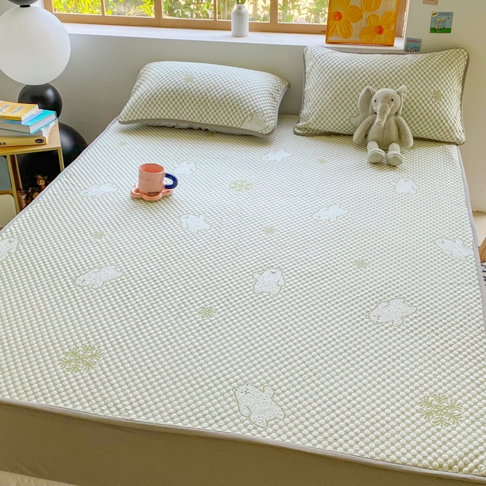 91家纺网 家纺一手货源 找家纺 千朵 2025新款凉感PE冰豆豆提花床笠款凉席 雪花熊绿