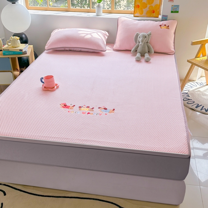 91家纺网 家纺一手货源 找家纺 千朵 2025新款冰豆豆绣花凉席 三小只