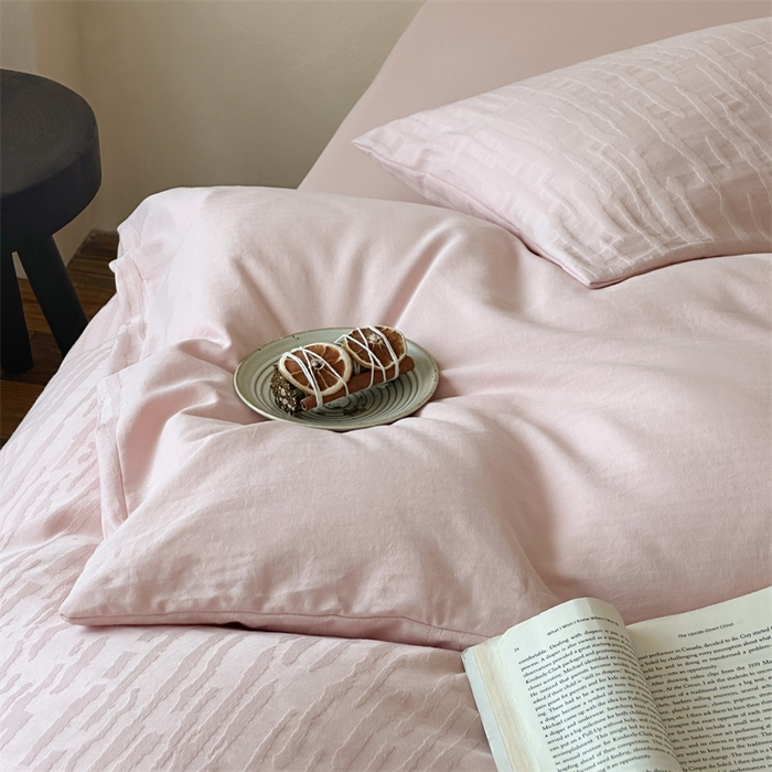 91家纺网 家纺一手货源 找家纺 梦享生活家居 2025新款色织三层提花人字纹面料四件套-青春系列恋青春粉