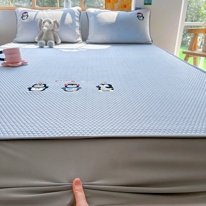 91家纺网 家纺一手货源 找家纺 千朵 2025新款冰豆豆绣花凉席 企鹅