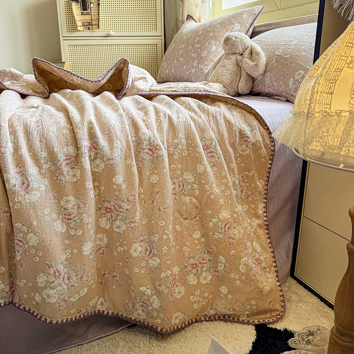 91家纺网 家纺一手货源 找家纺 晚爱家纺（原晚安家居）  2025新款A类母婴级云感双层纱三角针夏被贝壳边夏凉被春夏贝壳绣【可提供买家秀】 爱如星辰