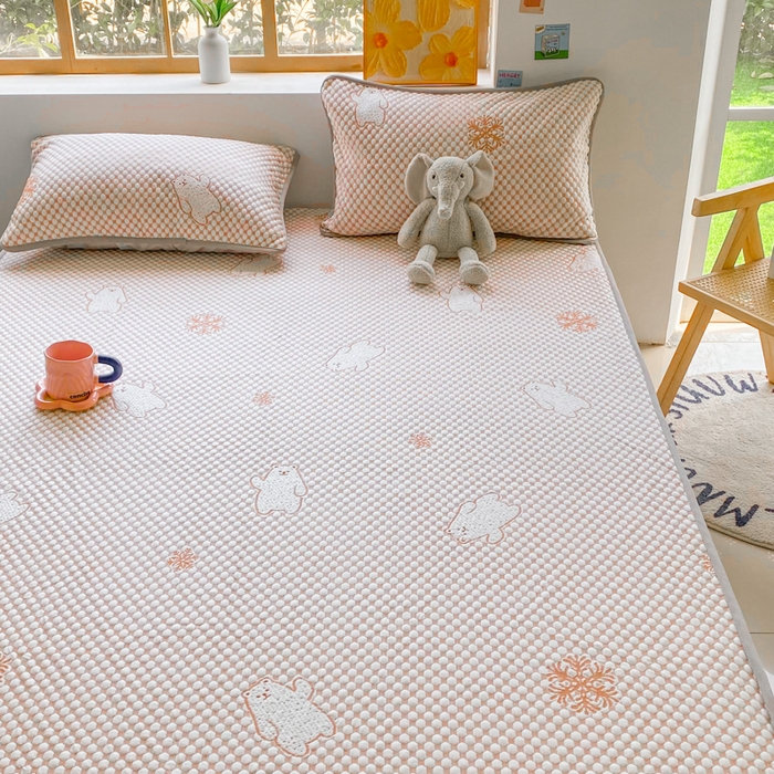 91家纺网 家纺一手货源 找家纺 千朵 2025新款凉感PE冰豆豆提花床笠款凉席 雪花熊咖