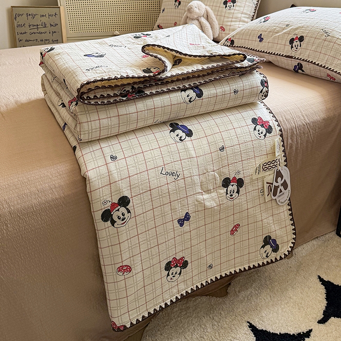 91家纺网 家纺一手货源 找家纺 晚爱家纺（原晚安家居）  2025新款A类母婴级云感双层纱三角针夏被贝壳边夏凉被春夏贝壳绣【可提供买家秀】 格子米奇