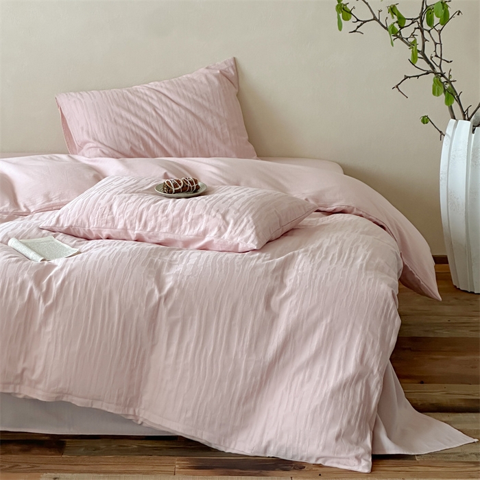 91家纺网 家纺一手货源 找家纺 梦享生活家居 2025新款色织三层提花人字纹面料四件套-青春系列恋青春粉