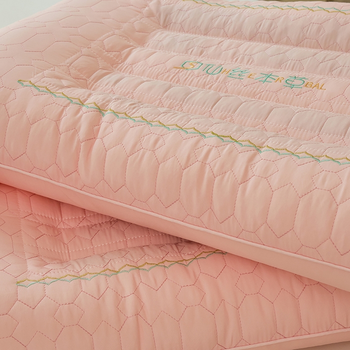 91家纺网 家纺一手货源 找家纺 （总）幸运草 2025新款仙丝本草绗绣枕头 单人成人家用护颈枕枕芯