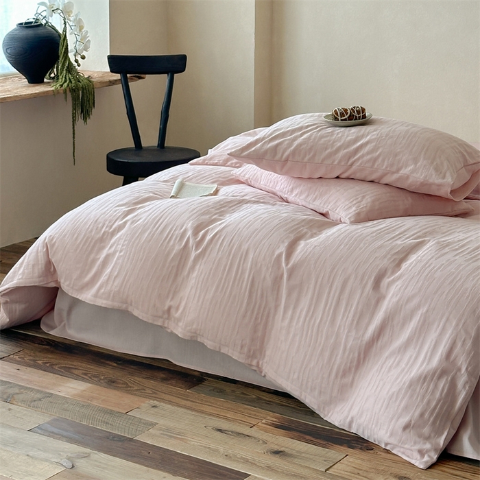 91家纺网 家纺一手货源 找家纺 梦享生活家居 2025新款色织三层提花人字纹面料四件套-青春系列恋青春粉