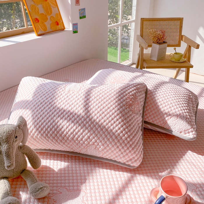 91家纺网 家纺一手货源 找家纺 千朵 2025新款凉感PE冰豆豆提花床笠款凉席 雪花熊粉