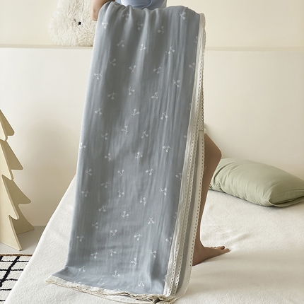 91家纺网 家纺一手货源 找家纺 麻依 2025新款花边天丝棉冷感毯 可可樱桃-灰蓝