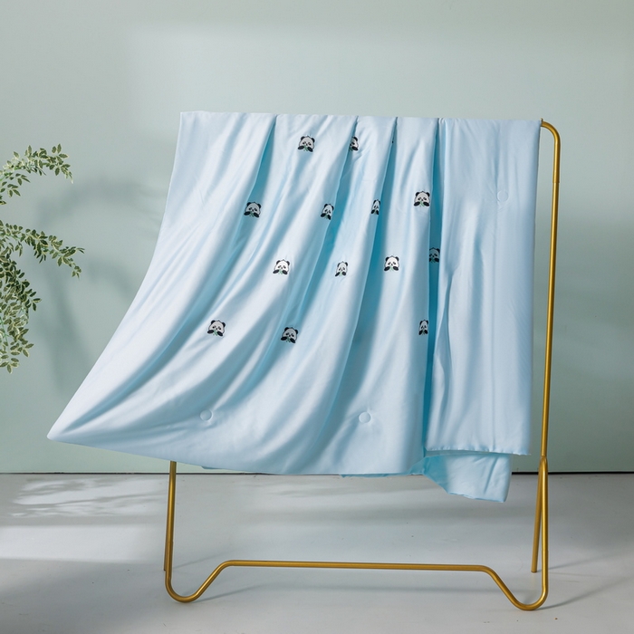 91家纺网 家纺一手货源 找家纺 梦镜家纺 2025新款A类水洗真丝夏被四件套-熊猫 熊猫水蓝