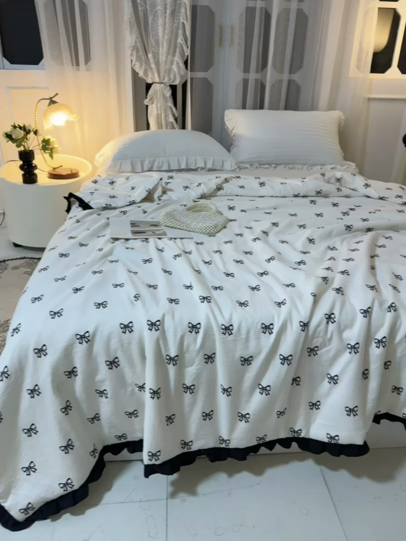 91家纺网 家纺一手货源 找家纺 薇玛仕 2025新款韩版宽边水洗棉大豆夏被赫本风亲肤柔软夏季薄被子 赫本-蝴蝶结