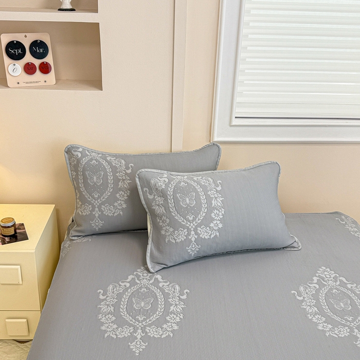 91家纺网 家纺一手货源 找家纺 布卢姆床垫 2025新款A类PE乙纶冰豆豆凉席床裙款 蝴蝶花镜 灰