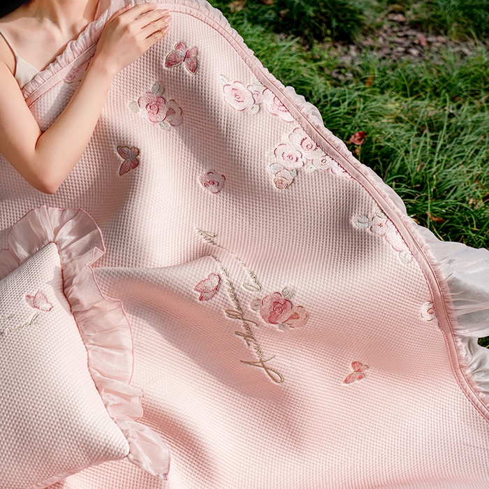 91家纺网 家纺一手货源 找家纺 禾时 2025新款高端A类母婴级加密加厚450g品牌凉感丝啵啵面料床盖三件套夹棉床单 樱花粉