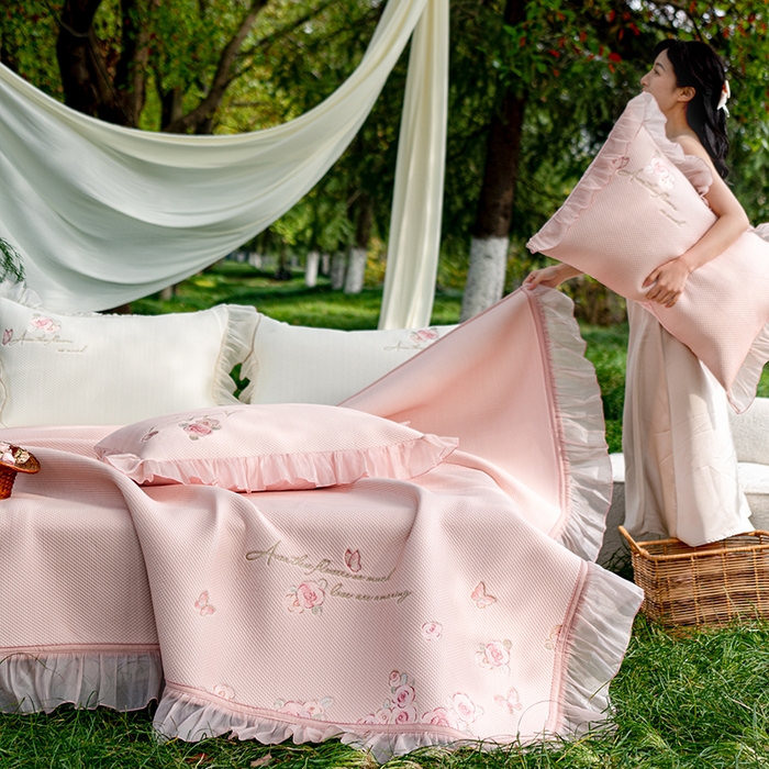 91家纺网 家纺一手货源 找家纺 禾时 2025新款高端A类母婴级加密加厚450g品牌凉感丝啵啵面料床盖三件套夹棉床单 樱花粉