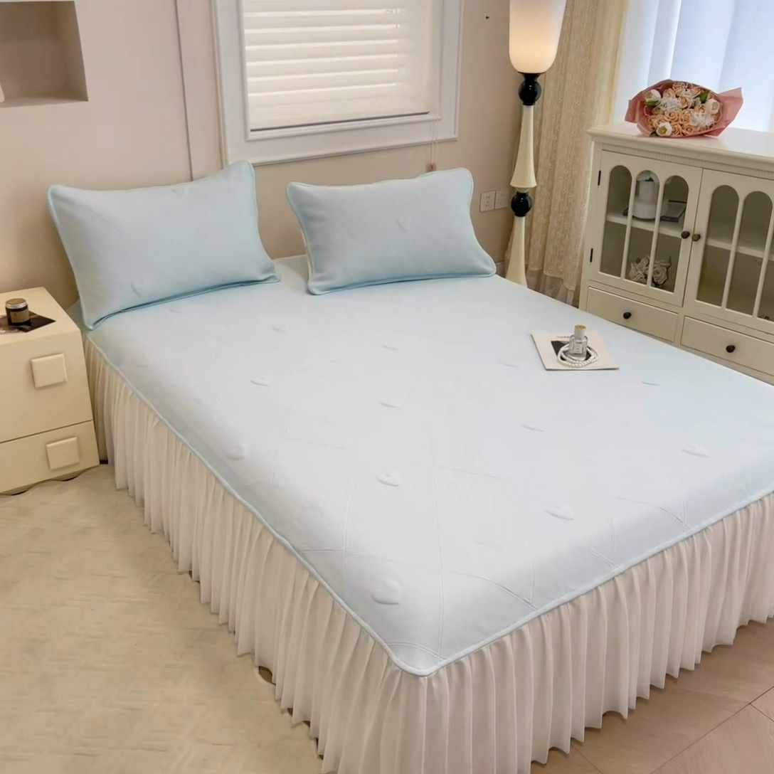 91家纺网 家纺一手货源 找家纺 布卢姆床垫 2025新款A类PE乙纶冰豆豆凉席床裙款 菱格爱心