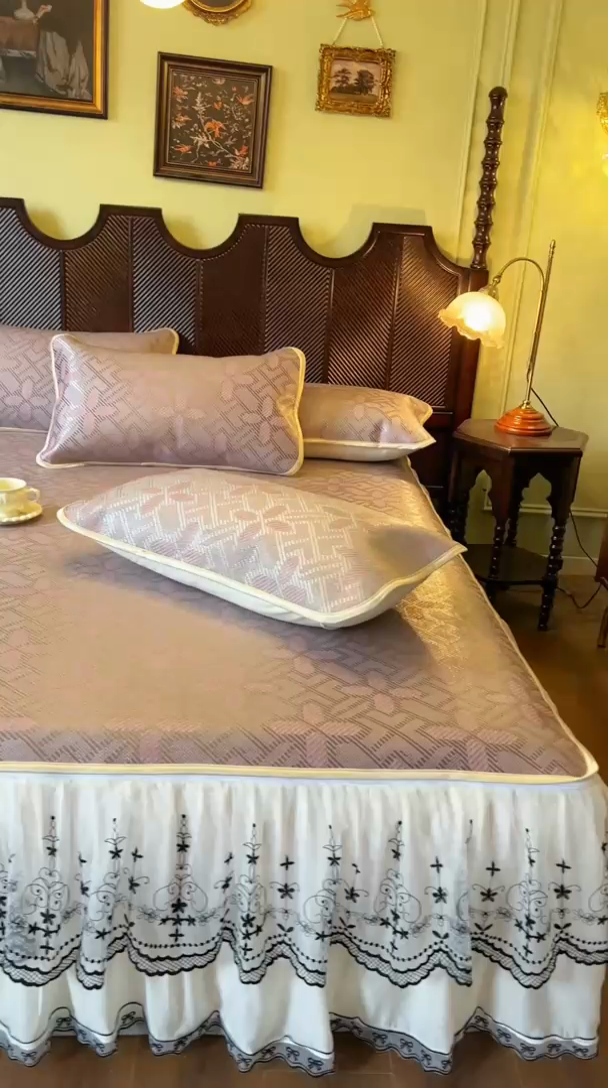 91家纺网 家纺一手货源 找家纺 网红馆（ck家纺） 2025新款可脱卸床裙款冰藤席-盛夏繁星 莲红