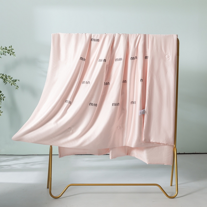 91家纺网 家纺一手货源 找家纺 梦镜家纺 2025新款A类水洗真丝夏被四件套-minmin minmin粉色