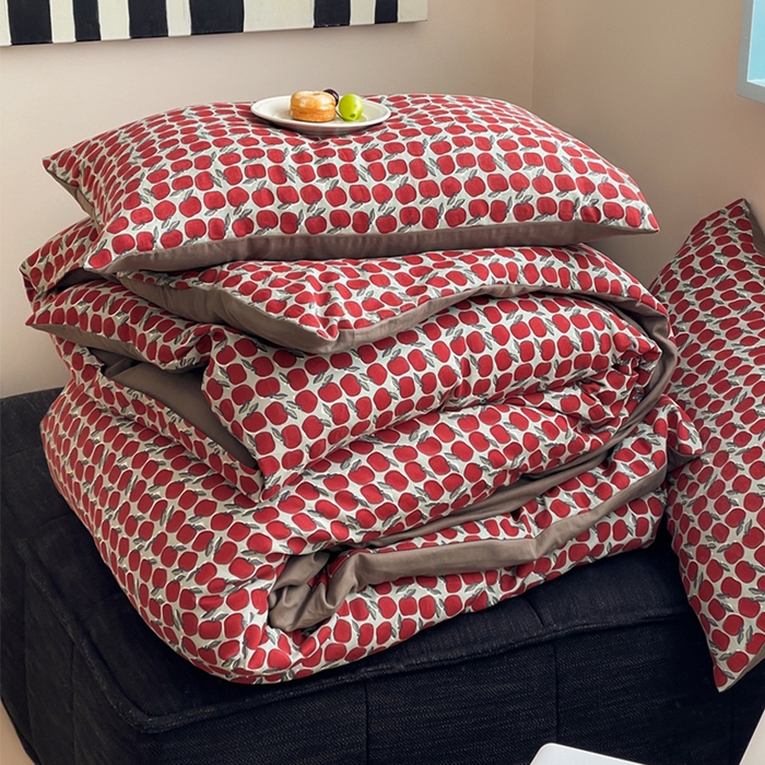 91家纺网 家纺一手货源 找家纺 萝莉家纺 2025新款全棉复古美式风水洗双层纱印花四件套 红苹果