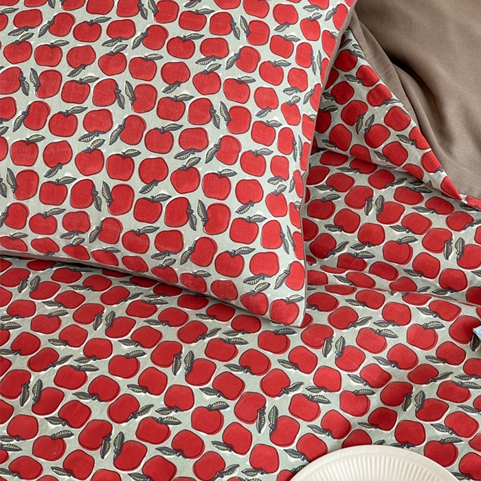 91家纺网 家纺一手货源 找家纺 萝莉家纺 2025新款全棉复古美式风水洗双层纱印花四件套 红苹果